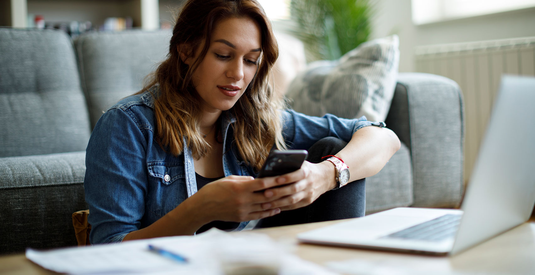 IDL-Steuern-Junge-Frau-Couchtisch-Smartphone-Laptop