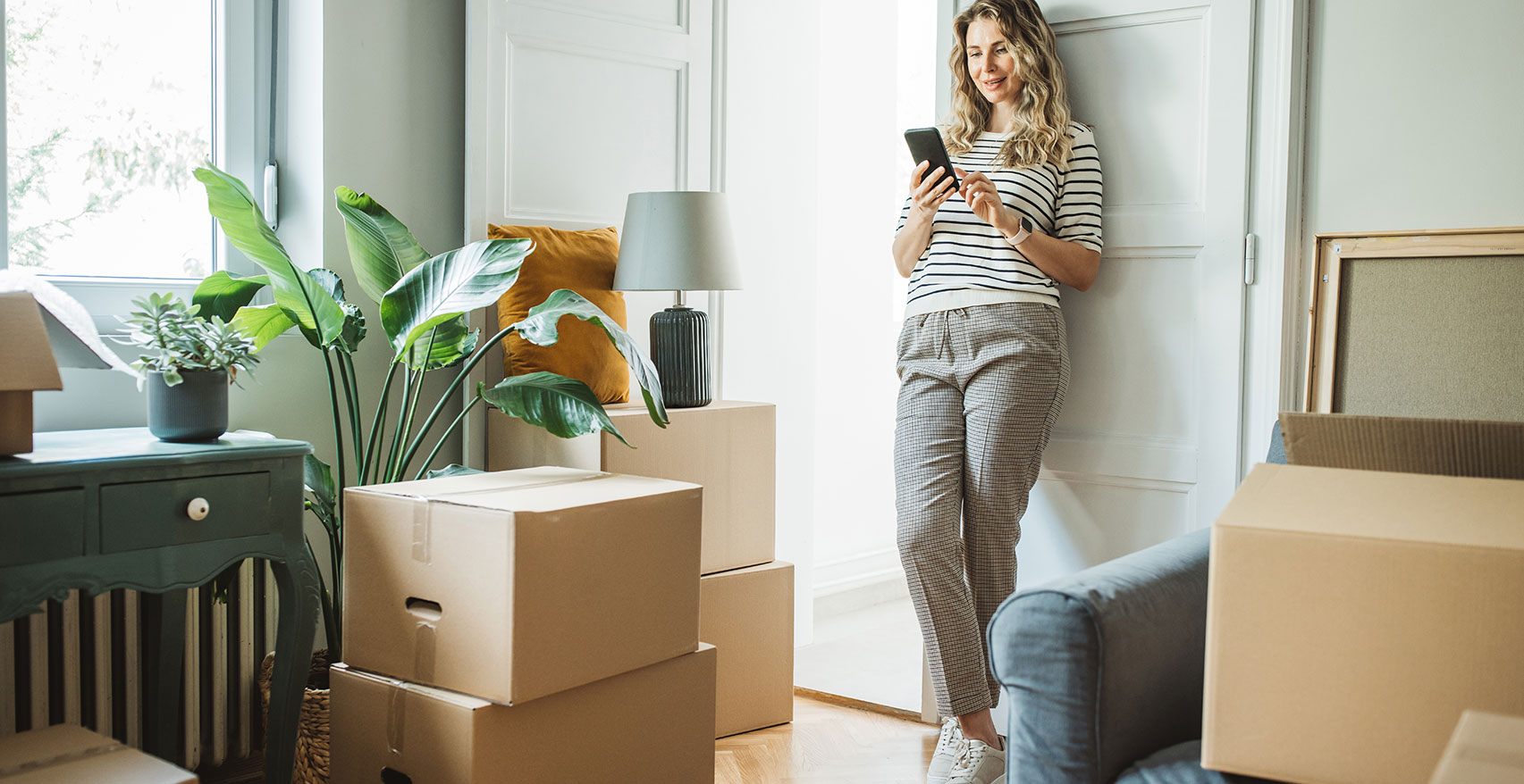 IDL-Wohnen-Frau-Smartphone-Wohnung-Einzug